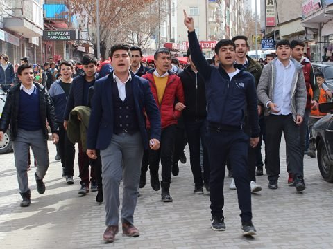 Mucurlu Öğrencilerden Şehitlerimize Saygı Yürüyüşü Düzenlendi