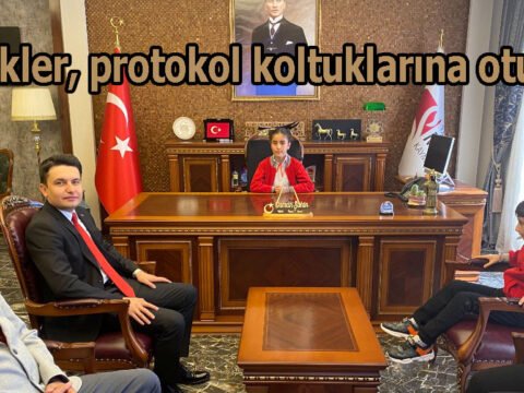 Minikler, protokol koltuklarına oturdu